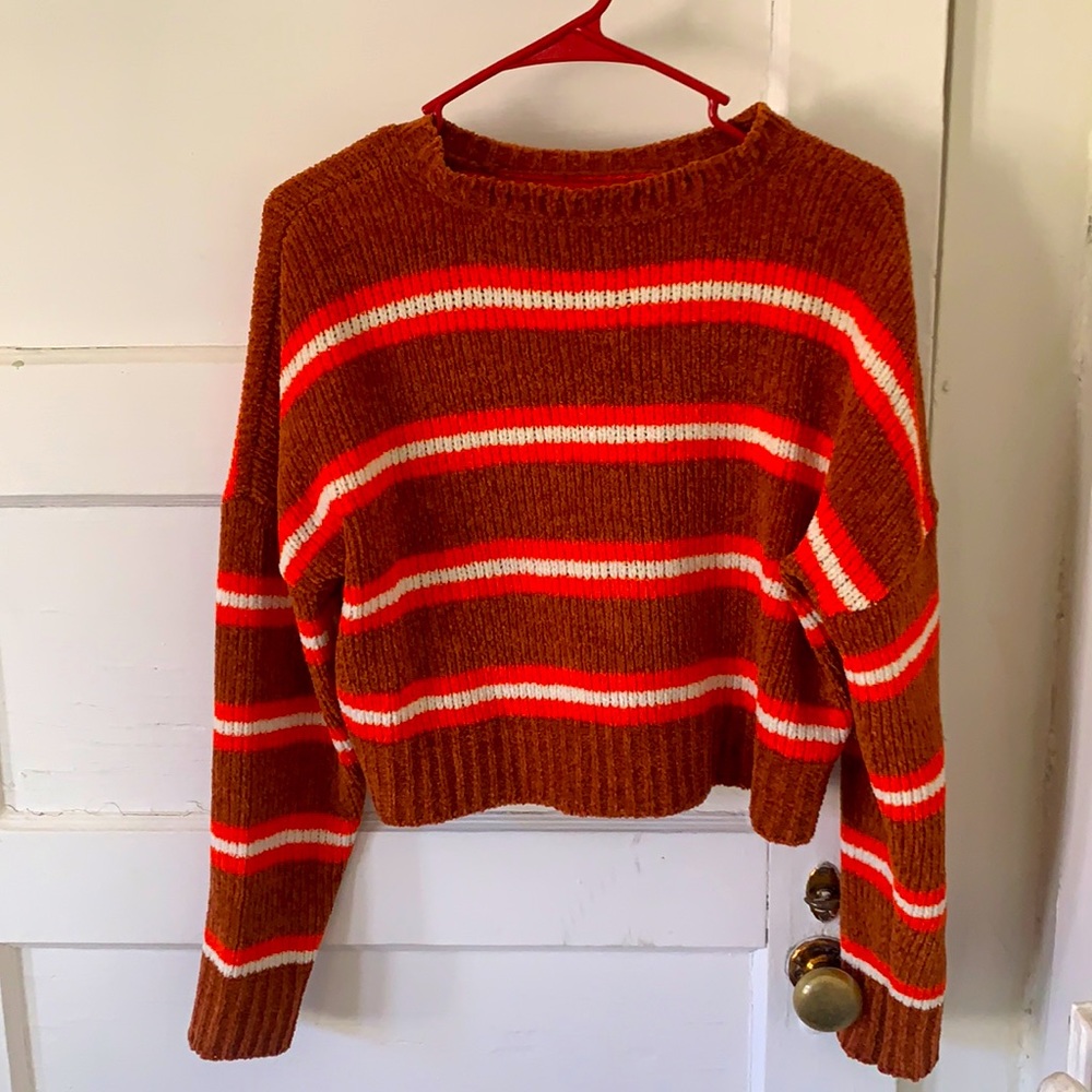 Volcom cropped sweater, size XS (0/2) but can fit a M as a crop as well.